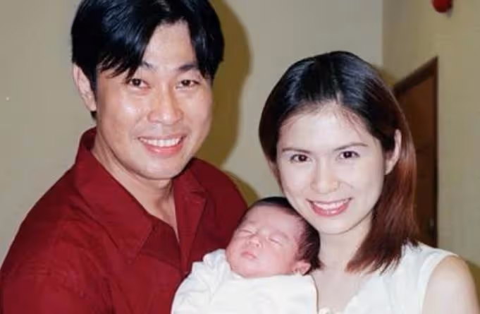 新加坡這對夫妻都是演員,老公長相平平,她長得漂亮,兩個兒子顏值卻隨了爸