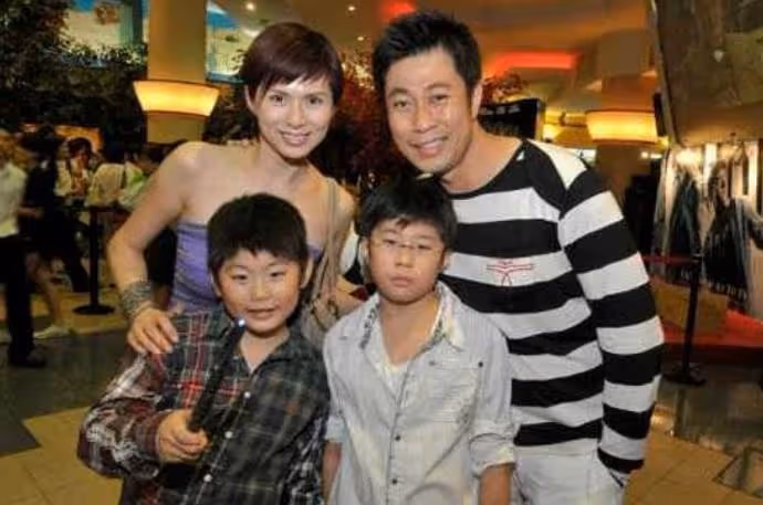 新加坡這對夫妻都是演員,老公長相平平,她長得漂亮,兩個兒子顏值卻隨了爸