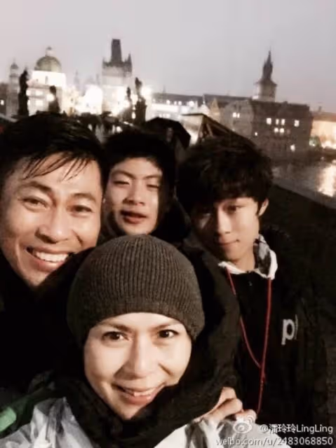新加坡這對夫妻都是演員，老公長相平平，她長得漂亮，兩個兒子顏值卻隨了爸