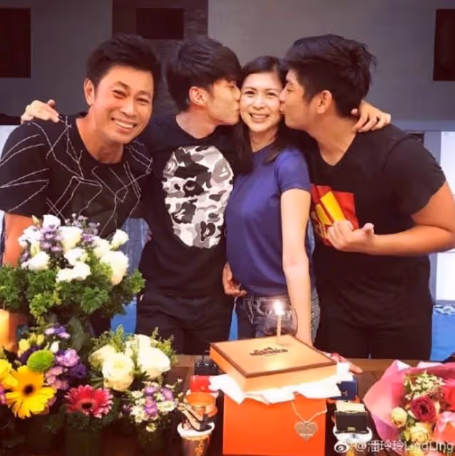 新加坡這對夫妻都是演員，老公長相平平，她長得漂亮，兩個兒子顏值卻隨了爸