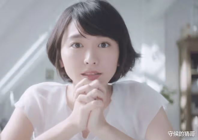 新垣結衣,在日本戀人榜人氣榜霸榜了10幾年了,現在成了國民初戀