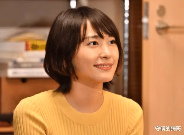 新垣結衣,在日本戀人榜人氣榜霸榜了10幾年了,現在成了國民初戀