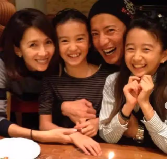 木村拓哉與媽媽弟弟關係疏遠,弟弟不像他那麼帥,和哥哥關係不好