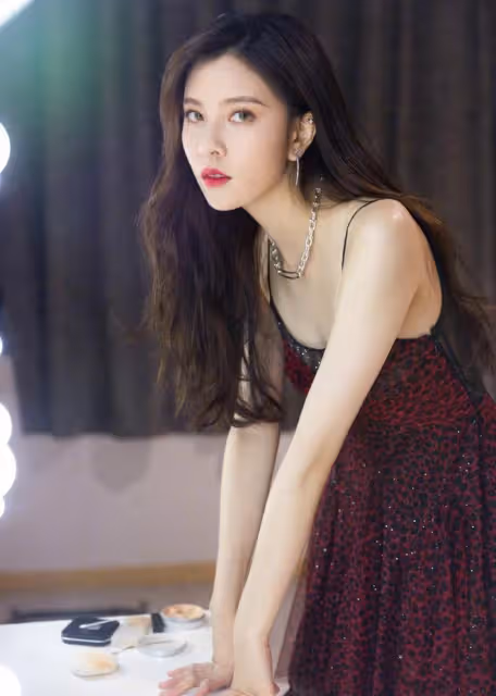 張一山眼光挺賊,女友宋妍霏腰細腿長,穿衣打扮也很任性