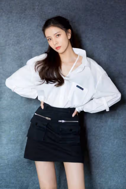 張一山眼光挺賊,女友宋妍霏腰細腿長,穿衣打扮也很任性