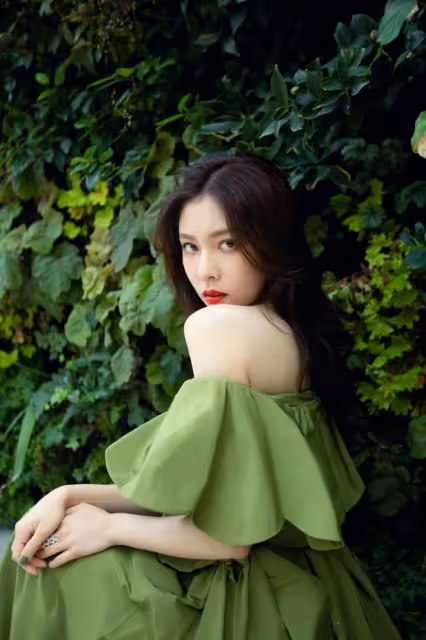 張一山眼光挺賊,女友宋妍霏腰細腿長,穿衣打扮也很任性