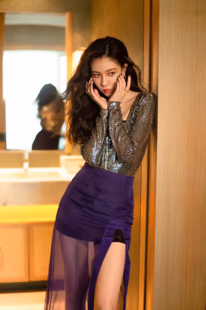 張一山眼光挺賊,女友宋妍霏腰細腿長,穿衣打扮也很任性
