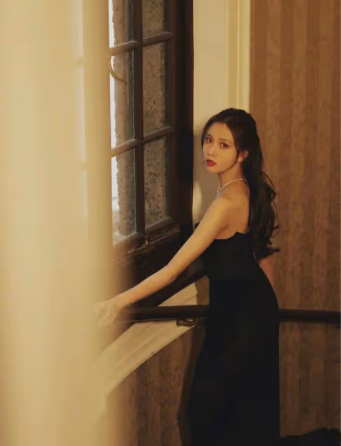 張一山眼光挺賊,女友宋妍霏腰細腿長,穿衣打扮也很任性