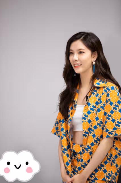 張一山眼光挺賊,女友宋妍霏腰細腿長,穿衣打扮也很任性