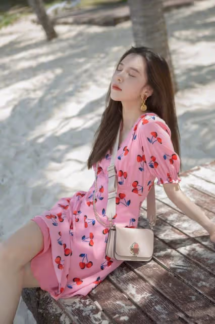 張一山眼光挺賊,女友宋妍霏腰細腿長,穿衣打扮也很任性