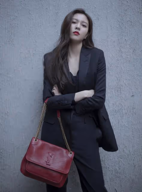 張一山眼光挺賊,女友宋妍霏腰細腿長,穿衣打扮也很任性