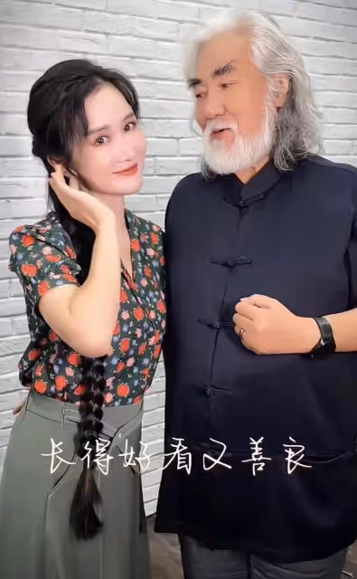 71歲張紀中陪嬌妻衝浪，被摔個四腳朝天，多次掉入水裡太狼狽