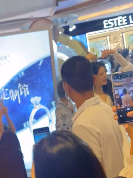 年近五十歲也能美成這樣?曾黎出席珠寶活動,憑美貌上熱搜太驚艷