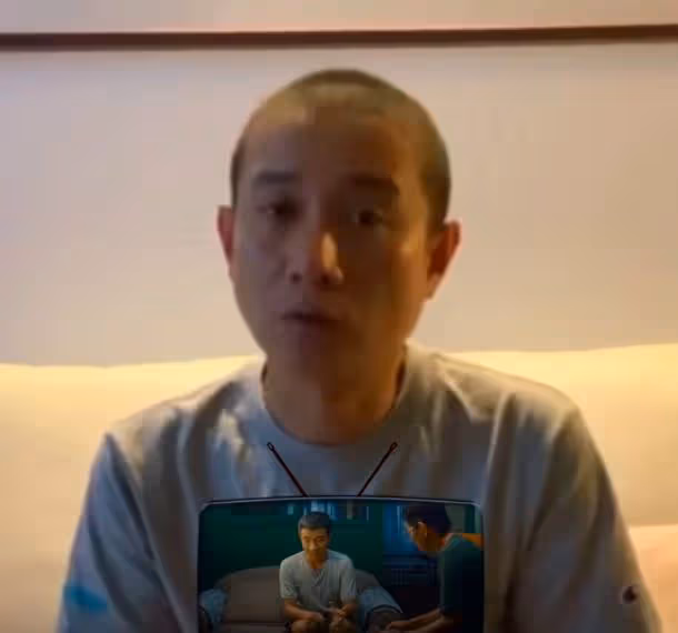 文章近況變化太大，穿粉短褲配絲襪演丑角，菱角被磨平向生活低頭