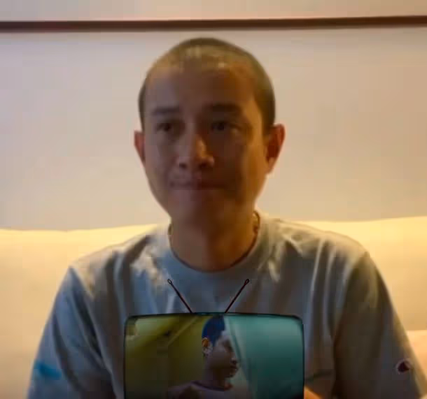 文章近況變化太大，穿粉短褲配絲襪演丑角，菱角被磨平向生活低頭