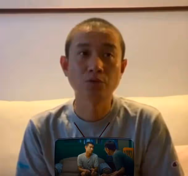 文章近況變化太大，穿粉短褲配絲襪演丑角，菱角被磨平向生活低頭