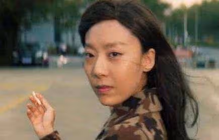 27歲被周星馳看中,兩度力捧不紅,為什麼鄂靖文是最失敗星女郎?