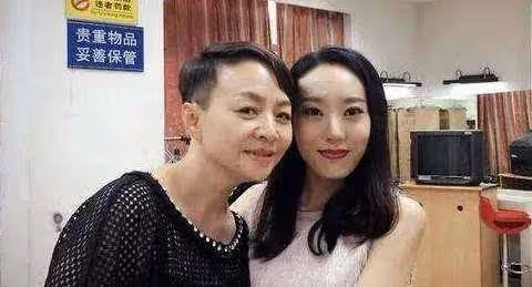 27歲被周星馳看中,兩度力捧不紅,為什麼鄂靖文是最失敗星女郎?