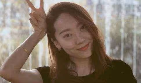 27歲被周星馳看中,兩度力捧不紅,為什麼鄂靖文是最失敗星女郎?