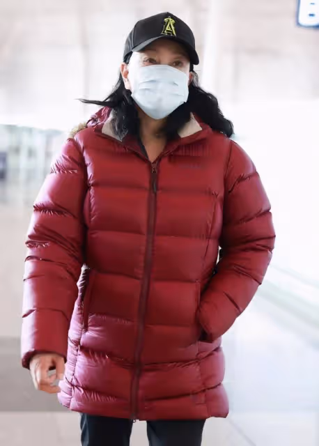 不老女神劉曉慶好接地氣，酒紅羽絨服有點臃腫，素顏出鏡有點顯老