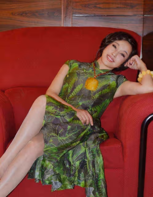 不老女神劉曉慶好接地氣,酒紅羽絨服有點臃腫,素顏出鏡有點顯老