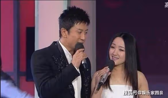毛寧隱藏多年的老婆,原來是大家熟悉的她,難怪事業會如此成功