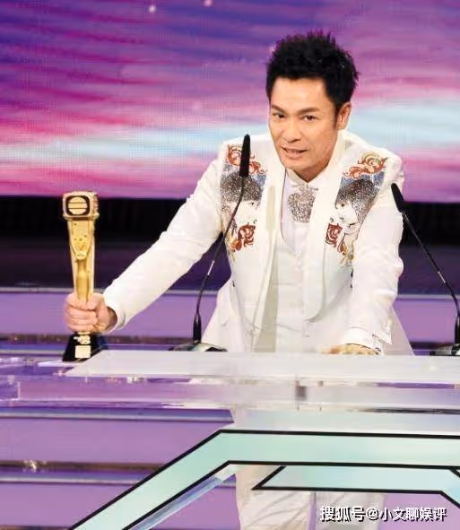 靠「裝傻」獲視帝,被稱為張國榮接班人,妻子是西遊記中的紅孩兒