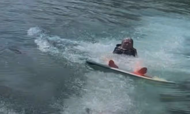 71歲張紀中頂高齡玩海上衝浪，多次被拖拽沉入水，驚險行為引熱議