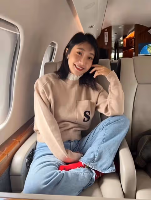 34歲女星定居美國生活瀟灑，乘私人飛機旅遊，未給小費遭網友調侃