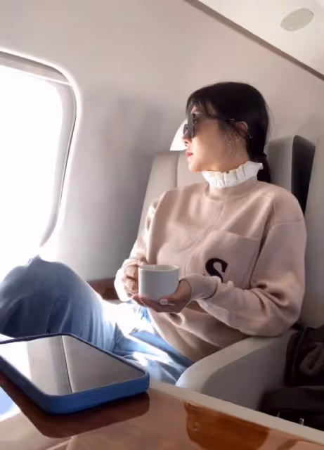 34歲女星定居美國生活瀟灑，乘私人飛機旅遊，未給小費遭網友調侃