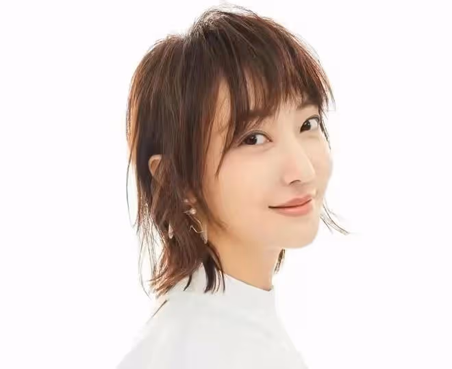 34歲女星定居美國生活瀟灑，乘私人飛機旅遊，未給小費遭網友調侃