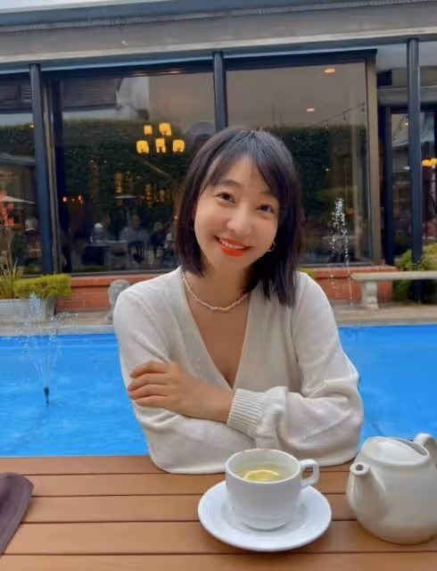 34歲女星定居美國生活瀟灑，乘私人飛機旅遊，未給小費遭網友調侃