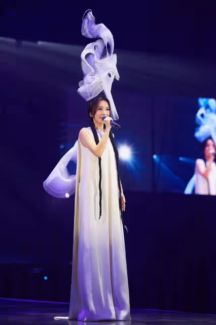 女神也是粉絲！田馥甄演唱會驚見「周子瑜坐旁邊」　粉絲嗨翻「拍下仙女金髮照片」大喊：太幸運了❤️