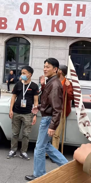 劉德華在哈爾濱拍戲遭圍觀，親和無架子，御用替身也在現場