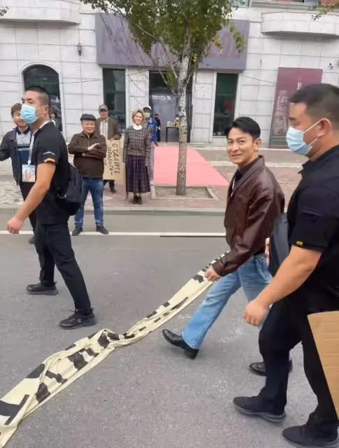 劉德華在哈爾濱拍戲遭圍觀，親和無架子，御用替身也在現場