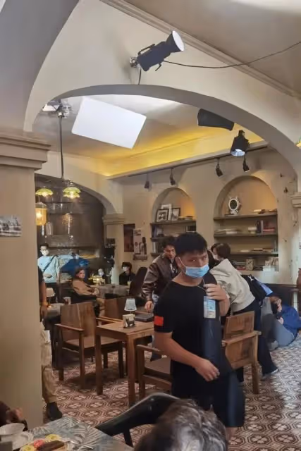 劉德華在哈爾濱拍戲遭圍觀，親和無架子，御用替身也在現場