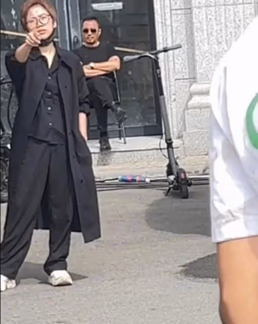劉德華在哈爾濱拍戲遭圍觀，親和無架子，御用替身也在現場