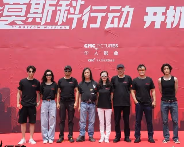 劉德華在哈爾濱拍戲遭圍觀，親和無架子，御用替身也在現場