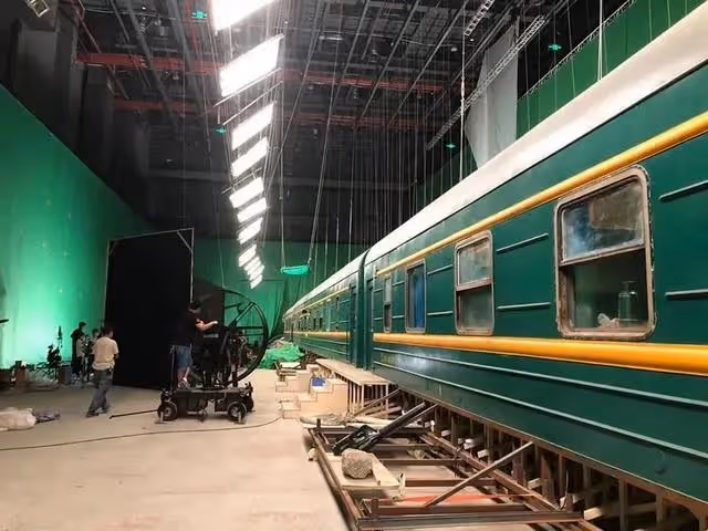 劉德華在哈爾濱拍戲遭圍觀，親和無架子，御用替身也在現場
