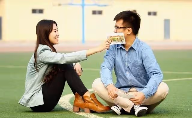 公婆來城裡我熱情款待，吃飯的時候出現的客人，我氣得掀了桌子