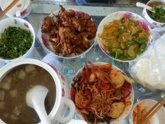 公婆來城裡我熱情款待，吃飯的時候出現的客人，我氣得掀了桌子