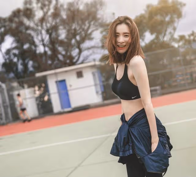 香港知名女星否認拜金！曬照秀豐滿身材，為丈夫生子穩固豪門地位