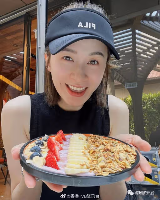 40歲沈卓盈湊仔出街打扮超性感！大秀逆天長腿加超幼纖瘦