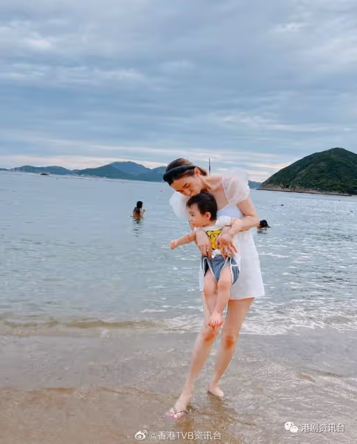 40歲沈卓盈湊仔出街打扮超性感！大秀逆天長腿加超幼纖瘦