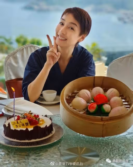 40歲沈卓盈湊仔出街打扮超性感！大秀逆天長腿加超幼纖瘦