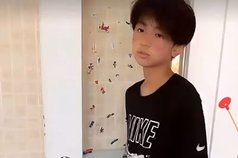 張柏芝給Quintus量身高，小帥哥剛睡醒一臉無奈，表情很可愛