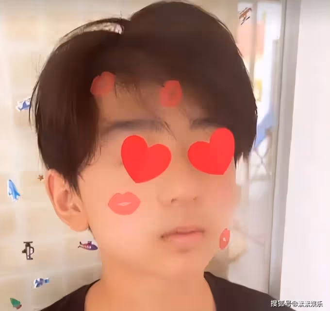 張柏芝給Quintus量身高,小帥哥剛睡醒一臉無奈,表情很可愛