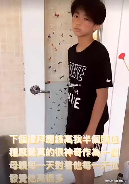 張柏芝給Quintus量身高,小帥哥剛睡醒一臉無奈,表情很可愛