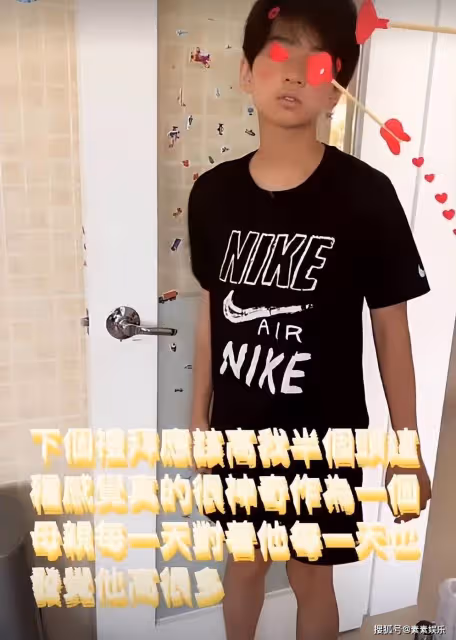 張柏芝給Quintus量身高,小帥哥剛睡醒一臉無奈,表情很可愛