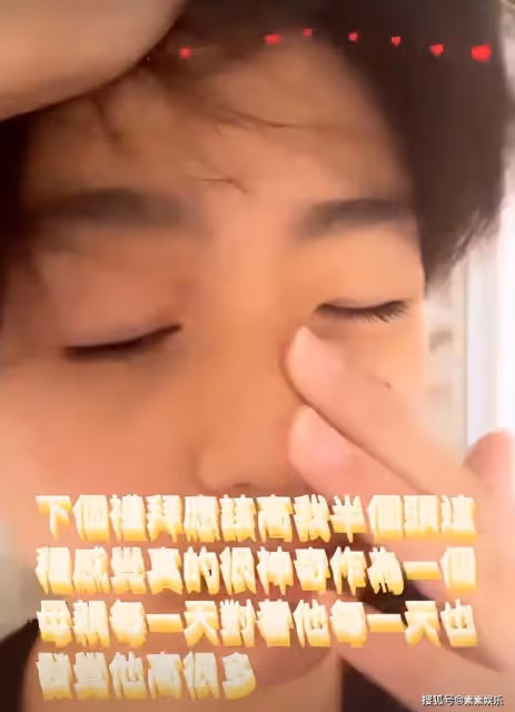 張柏芝給Quintus量身高,小帥哥剛睡醒一臉無奈,表情很可愛